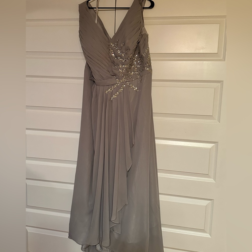 ***NEW***Gorgeous silver formal dress. Size 24